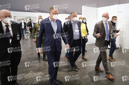 Stephan Weil besichtigt das Behelfskrankenhaus Messe in Hannover