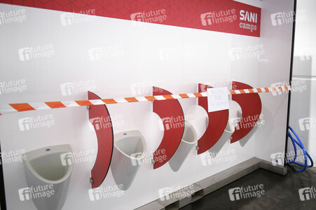 Stephan Weil besichtigt das Behelfskrankenhaus Messe in Hannover