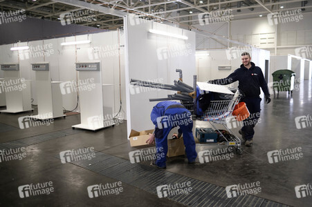 Stephan Weil besichtigt das Behelfskrankenhaus Messe in Hannover