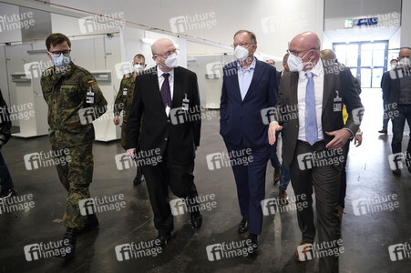 Stephan Weil besichtigt das Behelfskrankenhaus Messe in Hannover