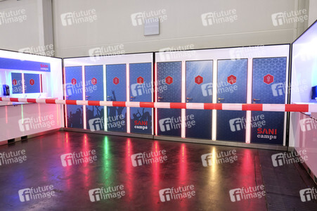 Stephan Weil besichtigt das Behelfskrankenhaus Messe in Hannover