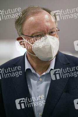 Stephan Weil besichtigt das Behelfskrankenhaus Messe in Hannover