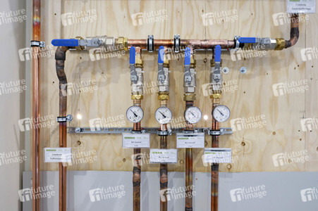 Stephan Weil besichtigt das Behelfskrankenhaus Messe in Hannover