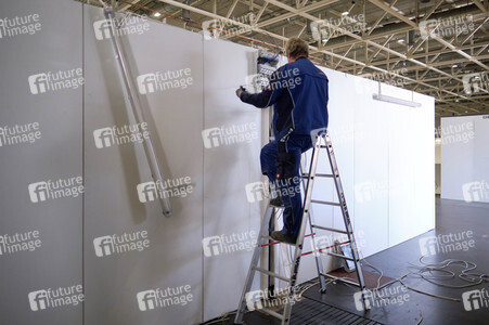 Stephan Weil besichtigt das Behelfskrankenhaus Messe in Hannover
