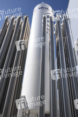 Stephan Weil besichtigt das Behelfskrankenhaus Messe in Hannover