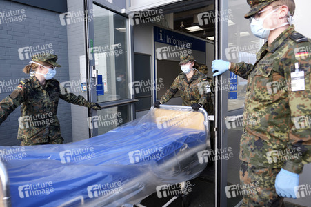 Stephan Weil besichtigt das Behelfskrankenhaus Messe in Hannover
