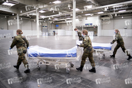 Stephan Weil besichtigt das Behelfskrankenhaus Messe in Hannover