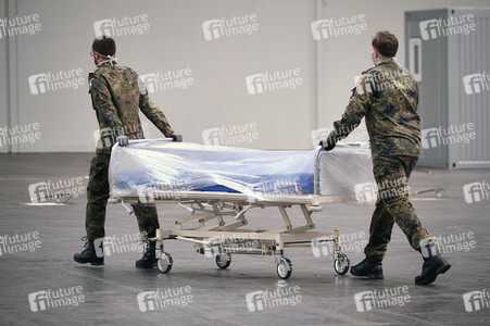 Stephan Weil besichtigt das Behelfskrankenhaus Messe in Hannover