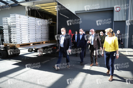 Stephan Weil besichtigt das Behelfskrankenhaus Messe in Hannover