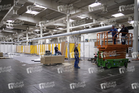 Stephan Weil besichtigt das Behelfskrankenhaus Messe in Hannover