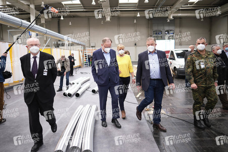 Stephan Weil besichtigt das Behelfskrankenhaus Messe in Hannover