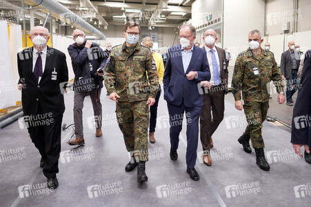 Stephan Weil besichtigt das Behelfskrankenhaus Messe in Hannover