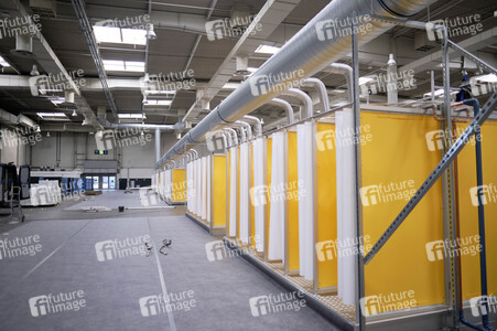 Stephan Weil besichtigt das Behelfskrankenhaus Messe in Hannover