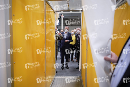 Stephan Weil besichtigt das Behelfskrankenhaus Messe in Hannover