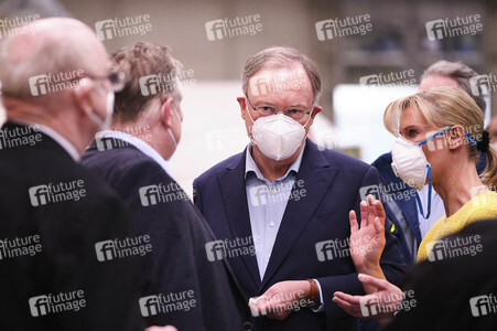 Stephan Weil besichtigt das Behelfskrankenhaus Messe in Hannover