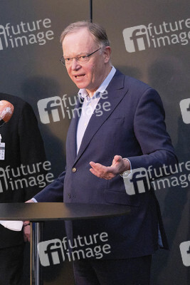 Stephan Weil besichtigt das Behelfskrankenhaus Messe in Hannover