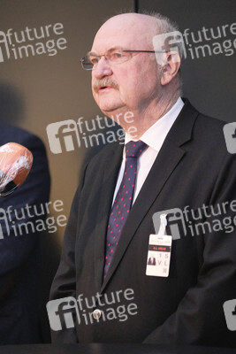 Stephan Weil besichtigt das Behelfskrankenhaus Messe in Hannover