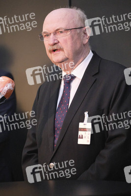 Stephan Weil besichtigt das Behelfskrankenhaus Messe in Hannover