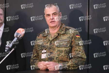 Stephan Weil besichtigt das Behelfskrankenhaus Messe in Hannover