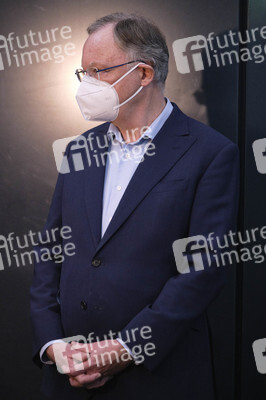 Stephan Weil besichtigt das Behelfskrankenhaus Messe in Hannover