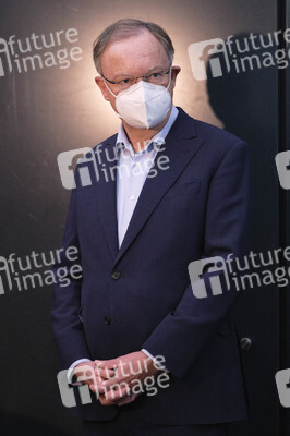 Stephan Weil besichtigt das Behelfskrankenhaus Messe in Hannover