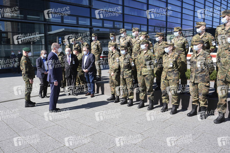 Stephan Weil besichtigt das Behelfskrankenhaus Messe in Hannover