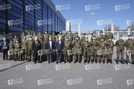 Stephan Weil besichtigt das Behelfskrankenhaus Messe in Hannover
