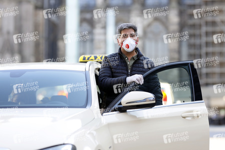 Symbolfoto Taxifahrer mit Schutzkleidung