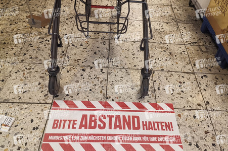 Symbolfoto Abstand halten