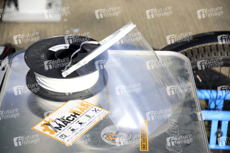 Wissenschaftsladen Potsdam e.V. druckt mit dem 3D Drucker Gesichtsschilder