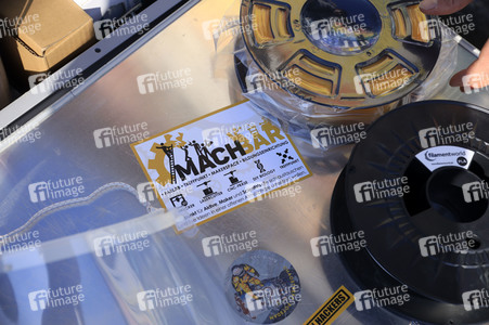 Wissenschaftsladen Potsdam e.V. druckt mit dem 3D Drucker Gesichtsschilder