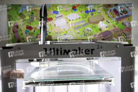 Wissenschaftsladen Potsdam e.V. druckt mit dem 3D Drucker Gesichtsschilder