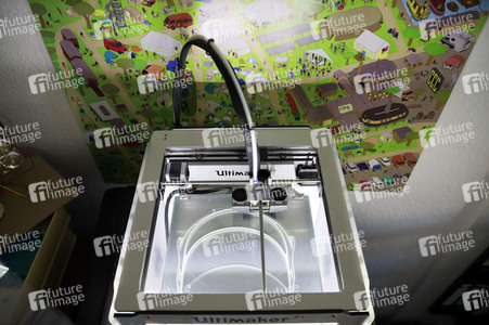 Wissenschaftsladen Potsdam e.V. druckt mit dem 3D Drucker Gesichtsschilder