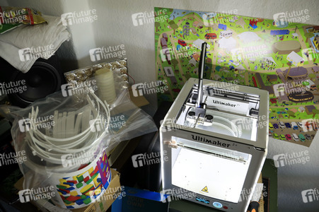 Wissenschaftsladen Potsdam e.V. druckt mit dem 3D Drucker Gesichtsschilder