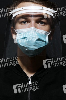 Wissenschaftsladen Potsdam e.V. druckt mit dem 3D Drucker Gesichtsschilder