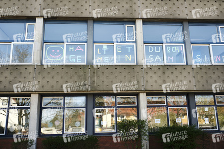 Fensterbilder in einer Grundschule in Hannover