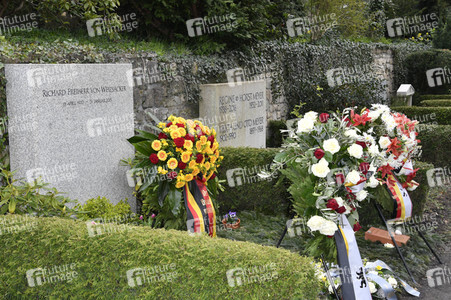 Kranzniederlegung anlässlich des 100. Geburtstags von Richard von Weizsäcker in Berlin