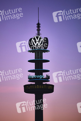 Lichtaktion der Veranstaltungstechnik-Branche am VW-Tower in Hannover