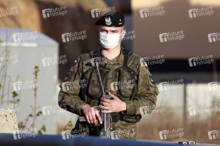 Bewaffnete Soldaten an der deusch-polnischen Grenze in Görlitz