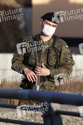 Bewaffnete Soldaten an der deusch-polnischen Grenze in Görlitz