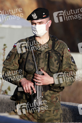 Bewaffnete Soldaten an der deusch-polnischen Grenze in Görlitz