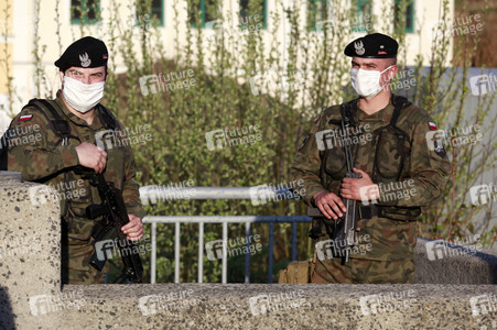Bewaffnete Soldaten an der deusch-polnischen Grenze in Görlitz