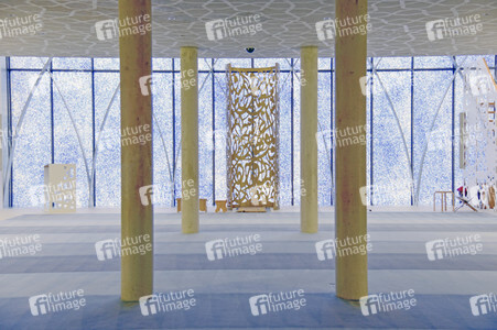 Symbolfoto allein beten während der Coronakrise