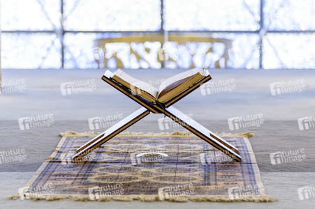 Symbolfoto allein beten während der Coronakrise