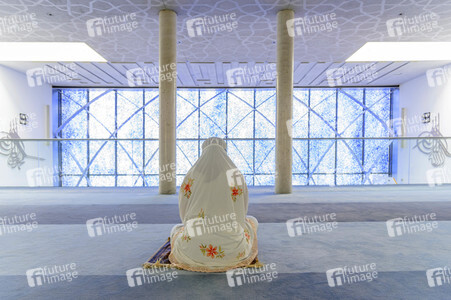 Symbolfoto allein beten während der Coronakrise