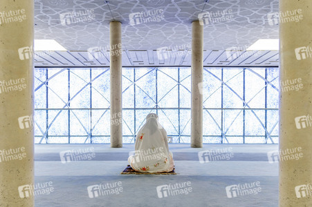 Symbolfoto allein beten während der Coronakrise