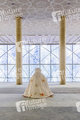 Symbolfoto allein beten während der Coronakrise