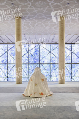 Symbolfoto allein beten während der Coronakrise