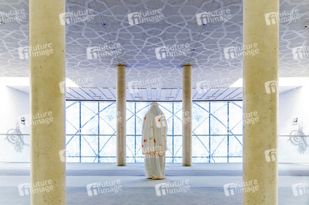 Symbolfoto allein beten während der Coronakrise