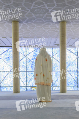 Symbolfoto allein beten während der Coronakrise